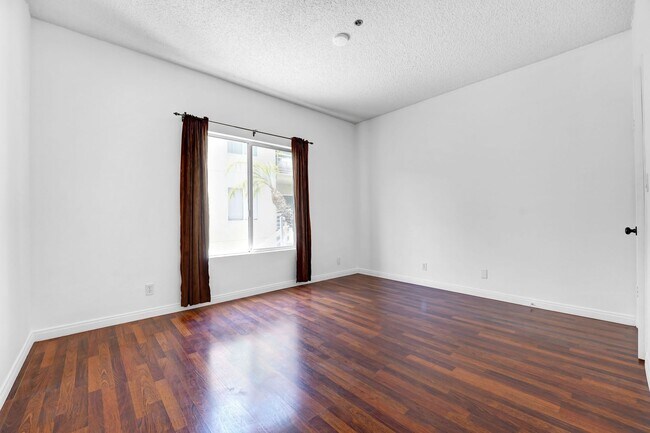 Photo - One Bedroom Condo in Montrose/Glendale