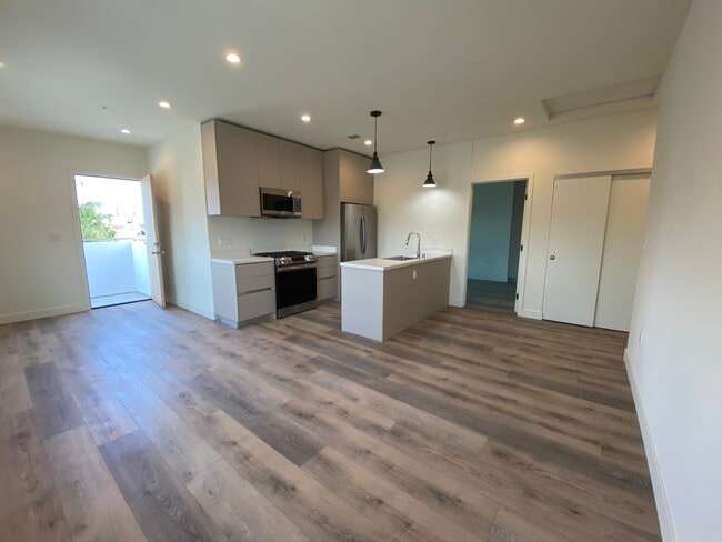 Photo - 115 N State St