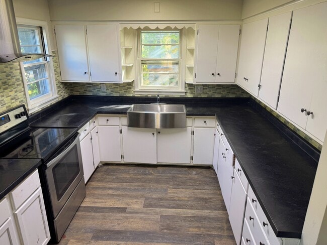 Photo - 530 Simon Ave W