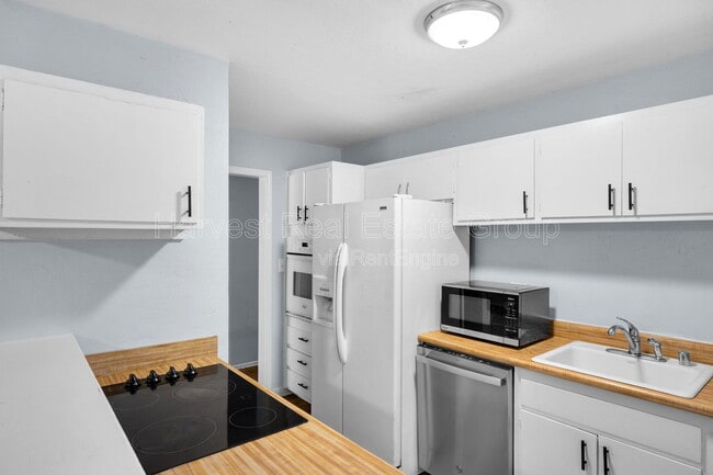 Photo - 25049 Willimet Way