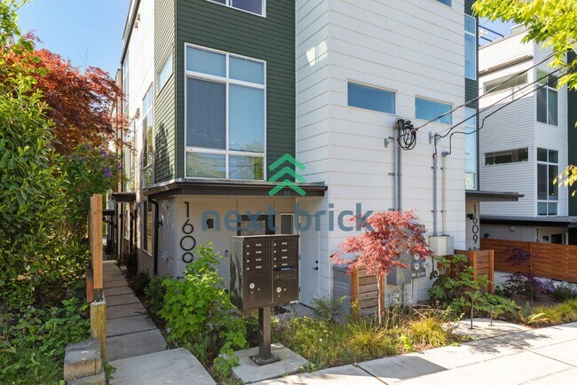 Photo - Chic Urban Living: 2-Bed, 2-Bath Townhouse Retreat in Seattle's Heart!