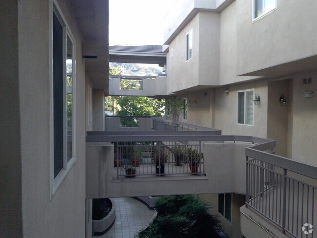 Building Photo - 400 Cameron Pl Rental