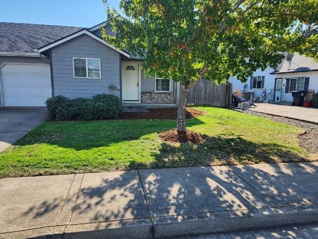 Building Photo - Newly updated 3-bedroom, 2-bathroom duplex... Rental