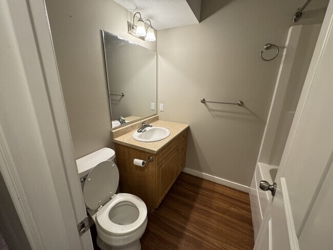 Photo - 804-888 88 Ave