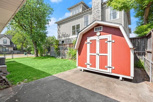 Photo - 1801 Oxford St