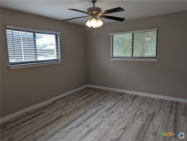 Building Photo - 744 Hill Top Dr Rental