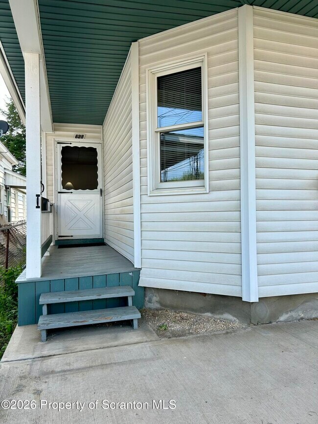 Photo - 628 Oak St