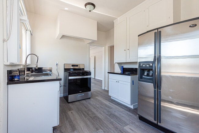 Photo - 4915 San Vicente Blvd Unit LARGE UPPER ONE BD DUPLEX