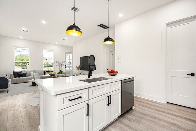 Photo - 747 Dumble St