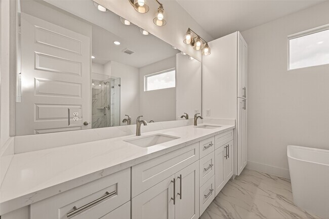 Photo - 1502 Hussion St