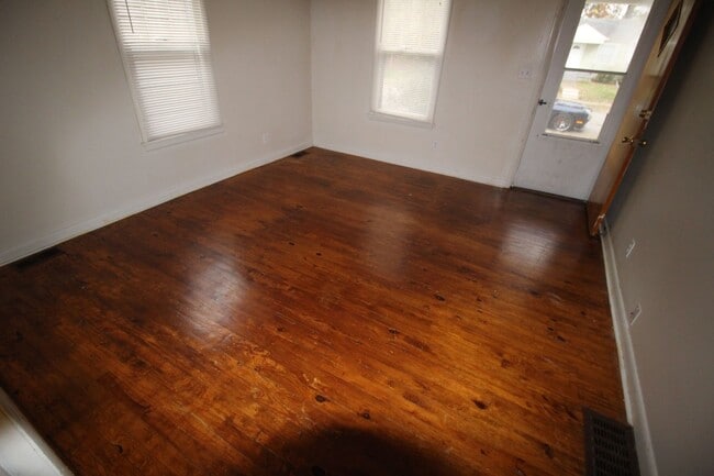 Photo - Two Bedroom Home With Fresh Paint And New ...