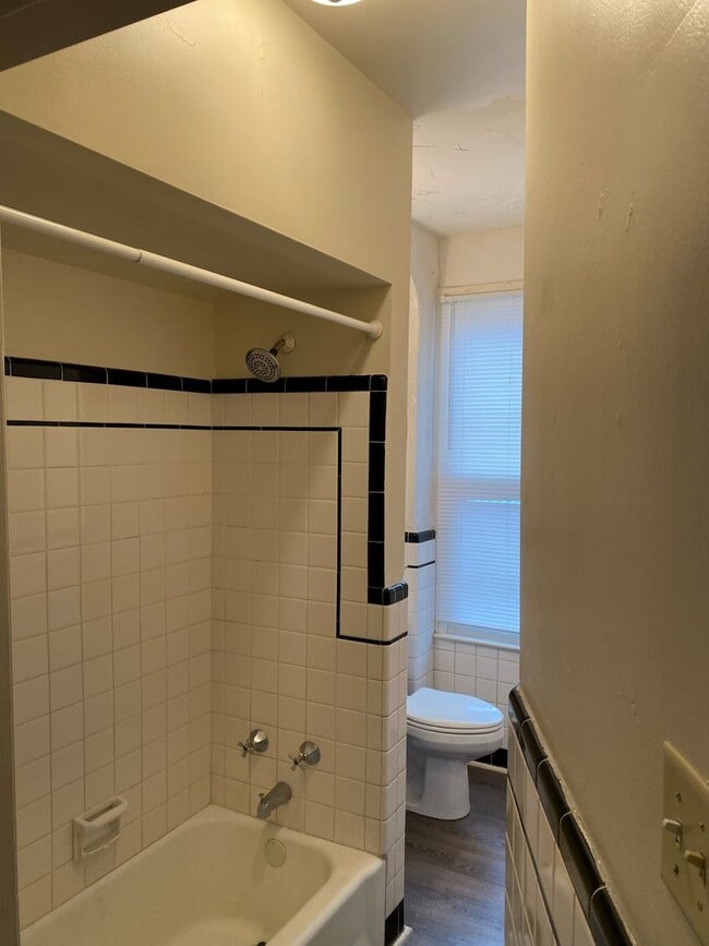 Photo - 627 W Philadelphia St Unidad 2