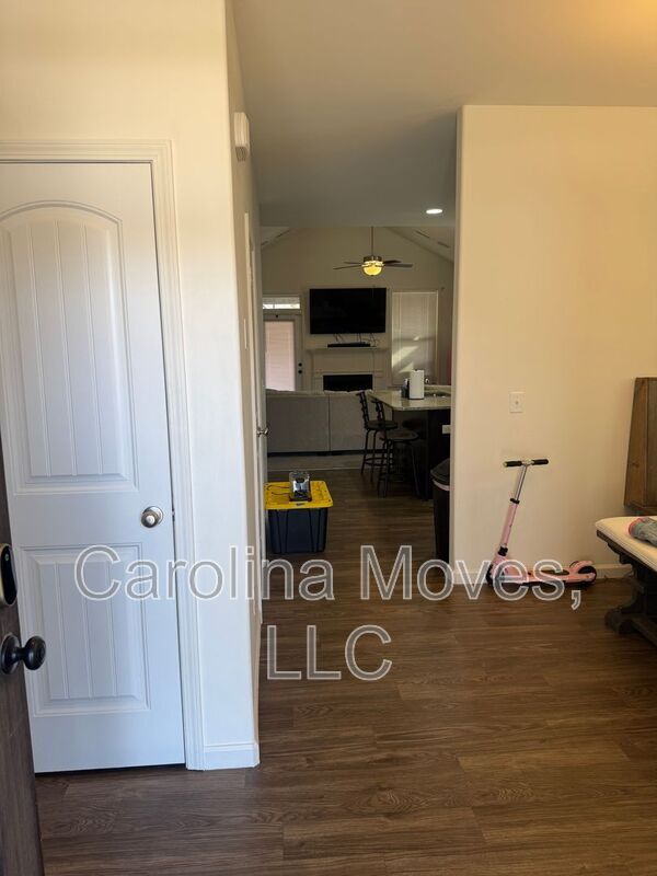 Photo - 211 Everard Ln