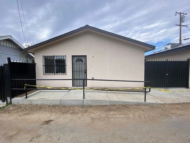 Building Photo - Newley constructed 2 BD 1 BA home in East Bakersfield