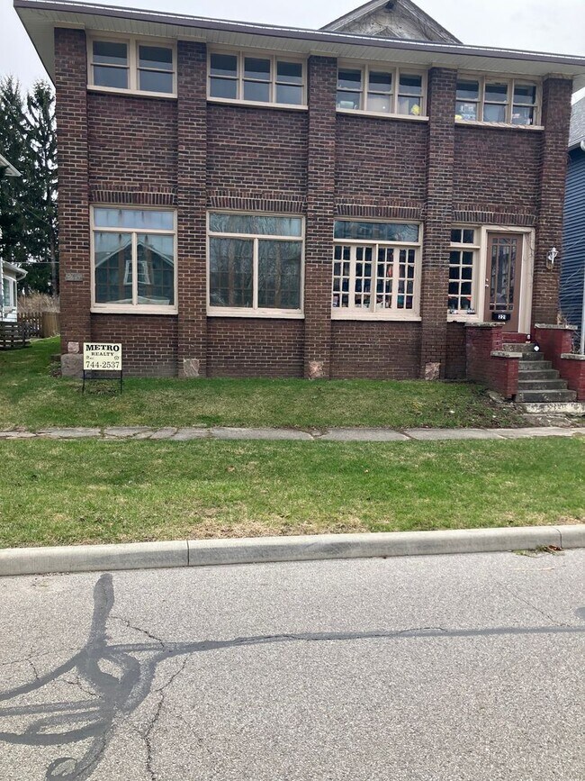 Building Photo - Rush St Townhouse Unit 219 W Rush St