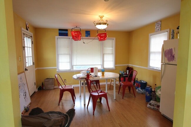 Building Photo - In-Unit Washer and Dryer