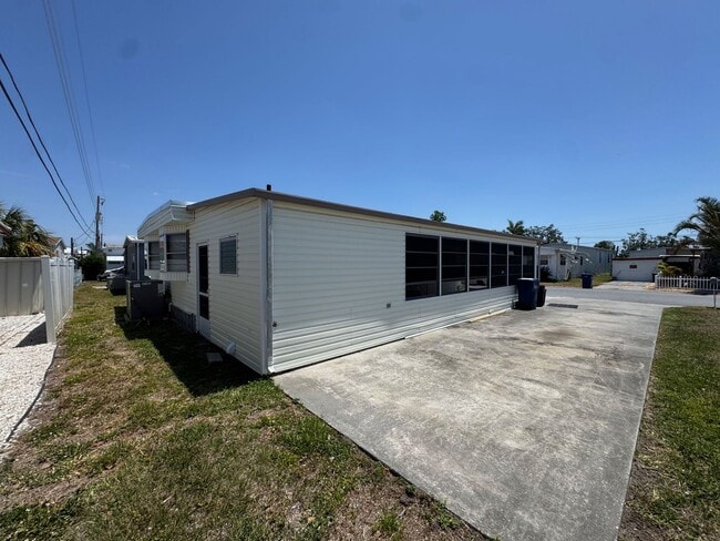 1111 49th Ave Terrace W