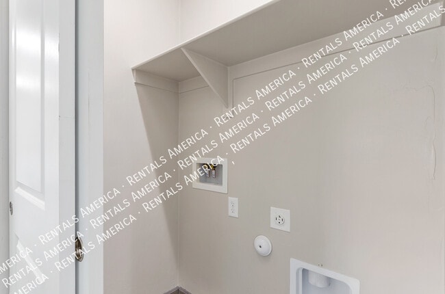 Photo - 820 E 35th St