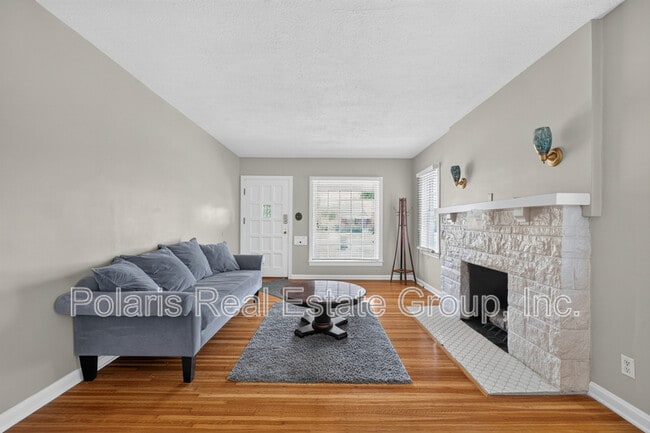 Photo - 5428 E 10th St