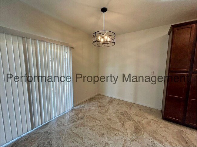 Photo - Spacious 4 Bed/2 Bath Home in SW Bakersfie...