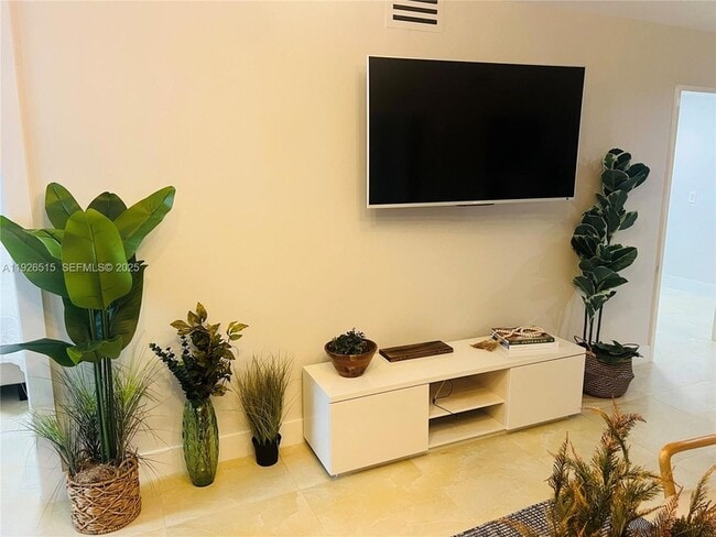 Photo - 5225 Collins Ave Unit 914