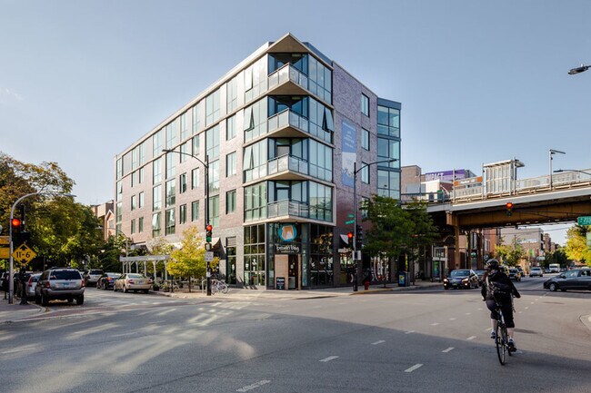 Building Photo - 1714 W Roscoe St Rental