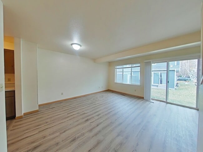 Building Photo - Beautiful 3 Bedroom 1.5 bath with attached... Unit A