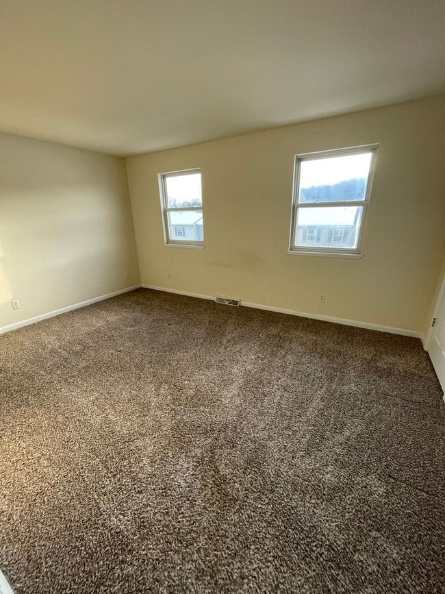 Photo - 3 Bed 2 Bath Townhouse in Manchester