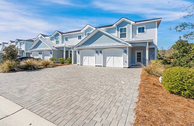 Unidad esquinera con garaje para 1 coche y 2 plazas de aparcamiento. - 55 Golden Bell Ct