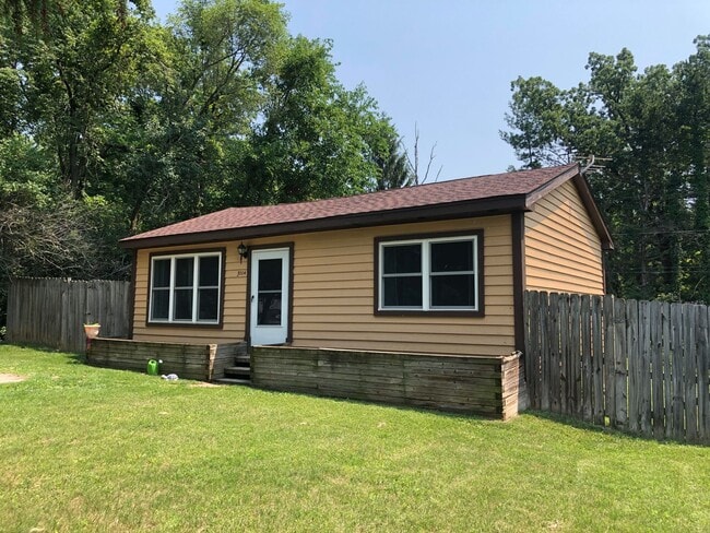 Building Photo - Cute 2 Bedroom in Wonder Lake! Large Fenced Yard!