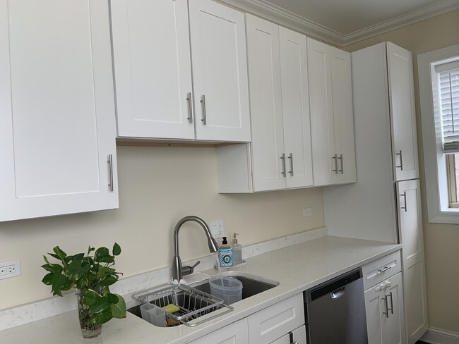 Building Photo - 6135 N Hoyne Ave