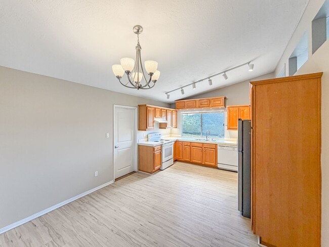 Photo - Stunning 3B/2BA Spacious House with Attached Garage and Large Yard in Clairemont!