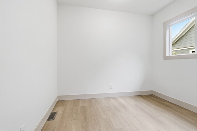 Photo - 437 NE Fargo St