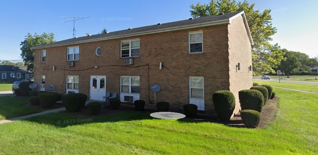 Building Photo - Charming 1-Bedroom in Versailles Unit 8