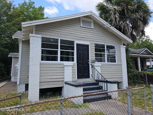 Building Photo - 1018 Tyler St Rental