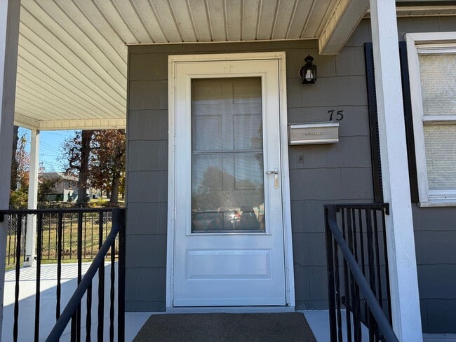 Photo - Charming 2 Bedroom Home With Spacious Yard!