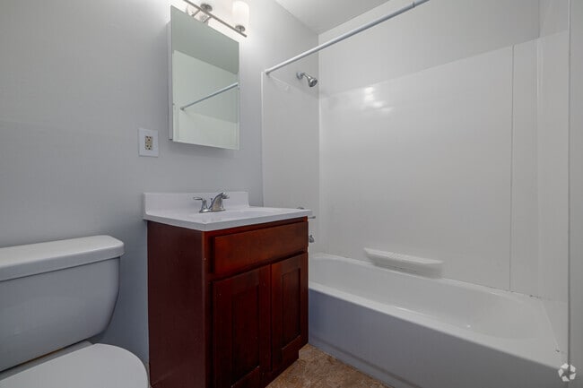 1BR, 1BA - 536SF - Bathroom - Highview Apartments