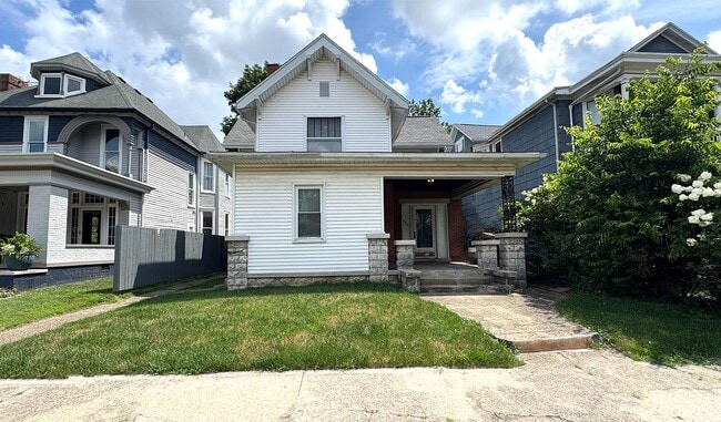 Photo - 806 SE Riverside Dr