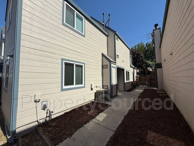 Building Photo - 424 Golf Cir E Rental