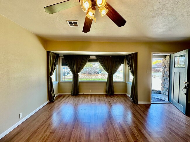 Building Photo - Large 3-Bedroom, 1-Bath Duplex with ALL UT... Rental