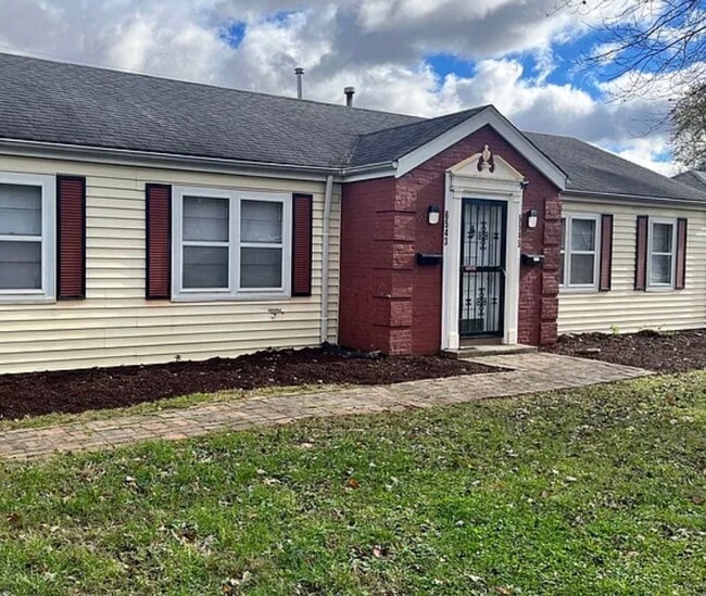 Building Photo - Beautifully updated 2 br duplex!