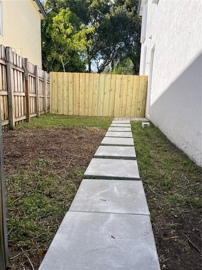 Building Photo - 238 NE 31st Ave