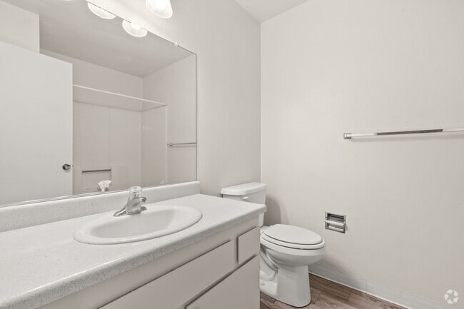 2BR, 2BA - 950SF - Bathroom 1