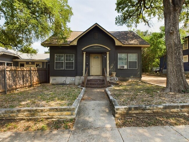 Building Photo - 1102 W 22nd St Rental
