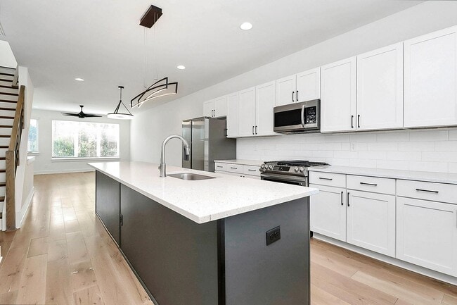 Building Photo - Stunning 3 Bedroom Townhome Near Uptown Ch...