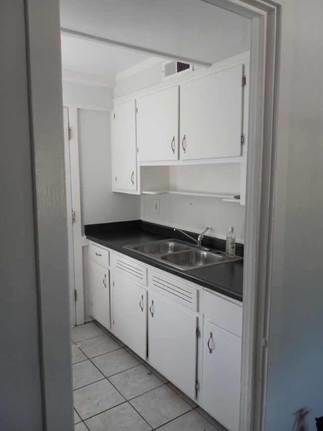 Building Photo - 318 E Fairview Rd Unit 318