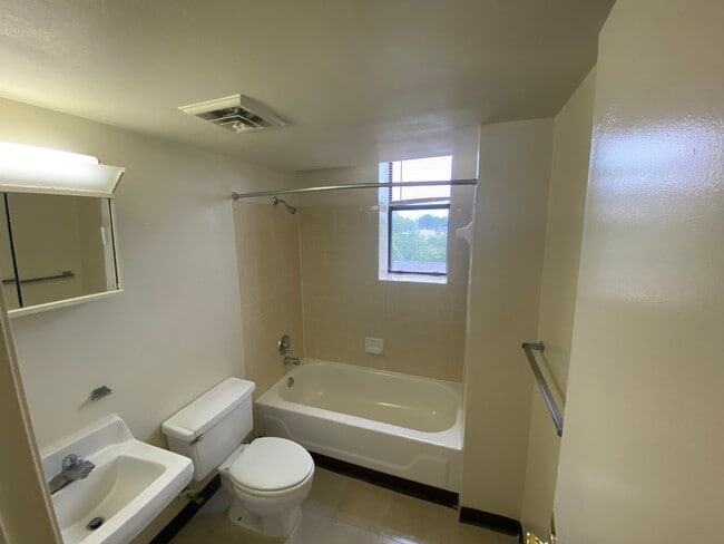 Photo - Colonial Hall Apartments