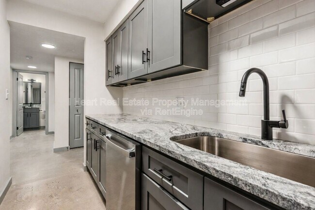 Photo - 2085 W Broad St Unidad 209