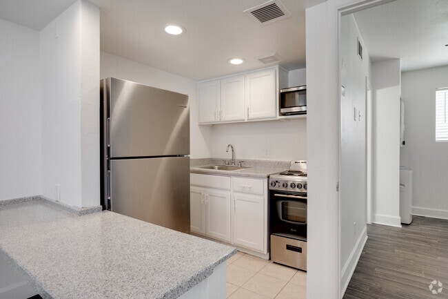 1BR, 1BA - 450SF