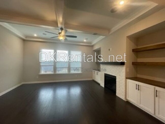 Photo - 944 Hewitt Dr SE